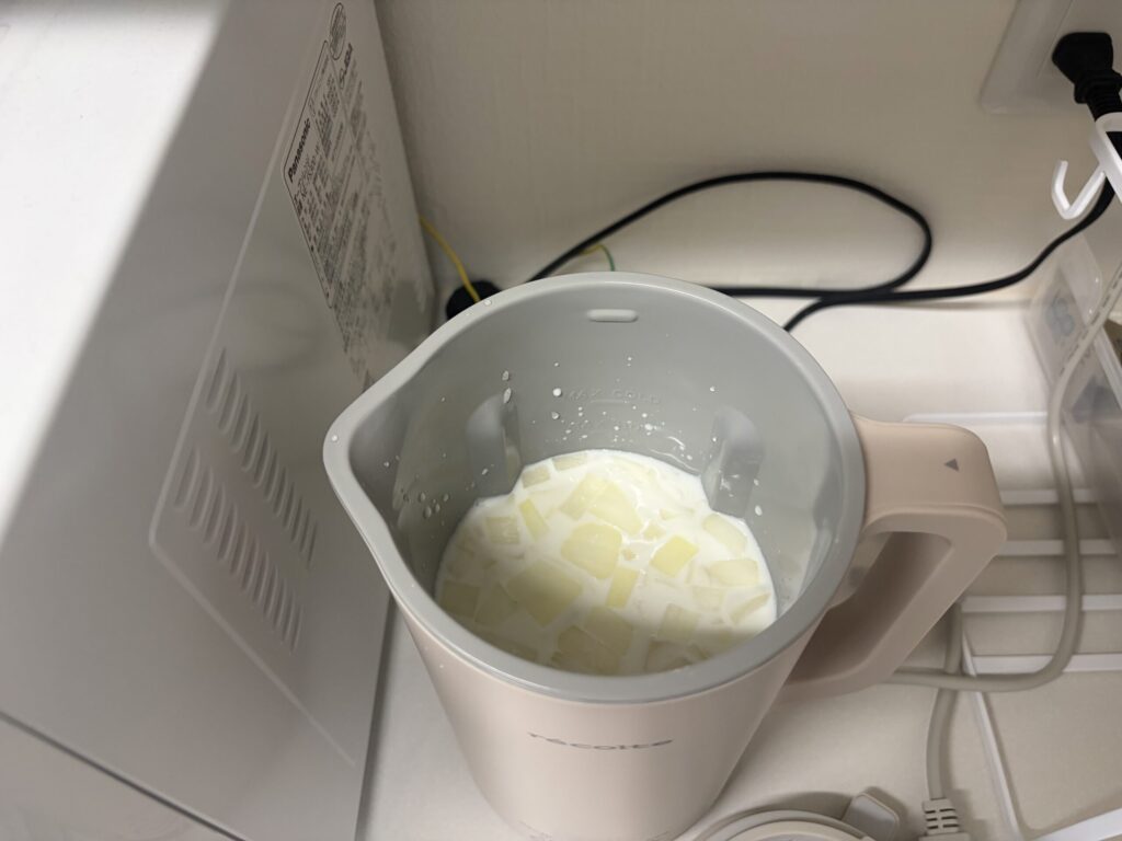 レコルト自動調理ポットへ切った野菜と液体を順番に入れている様子