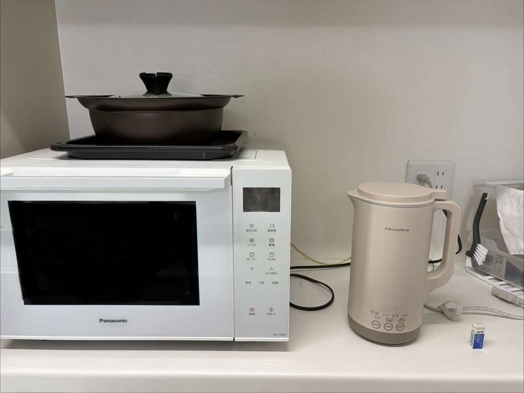 電子レンジの横のキッチンカウンターに置いたレコルト自動調理ポット ラージ