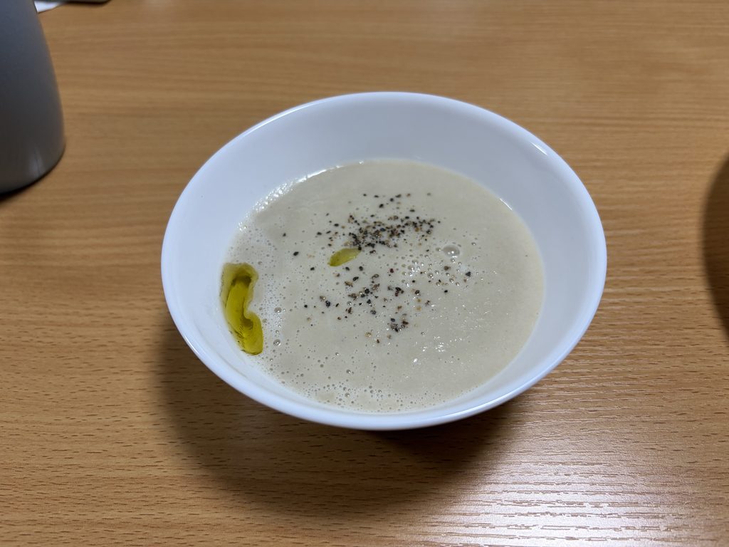 レコルト自動調理ポットで作ったきのこポタージュに黒こしょうとオリーブオイルを添えた一皿