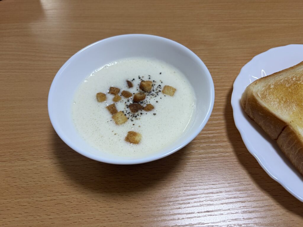 レコルト自動調理ポットで作ったビシソワーズにクルトンと黒こしょうを添えた一皿
